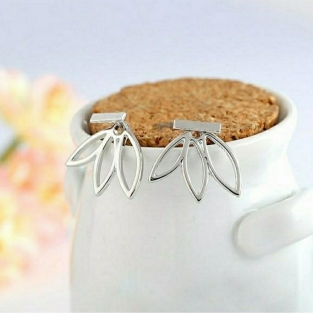 Lotus Bar Cuff Earring in Silver Tone - Picture 3 of 7